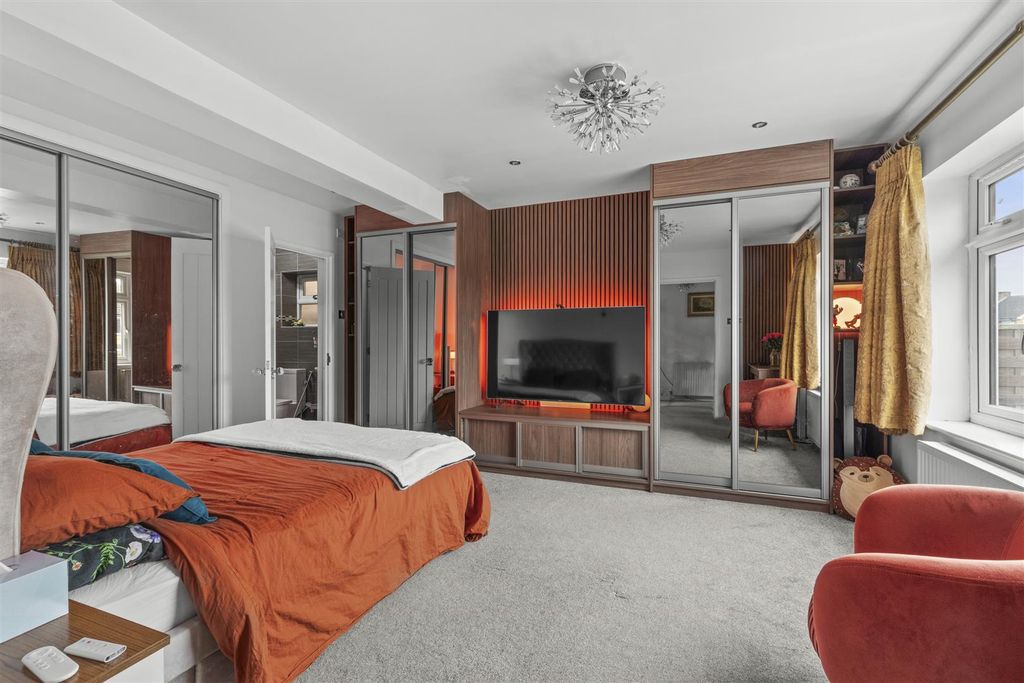 Property photo 3 of 17 102 Carver Hill Rd, Hp11 2Ud-5.Jpg