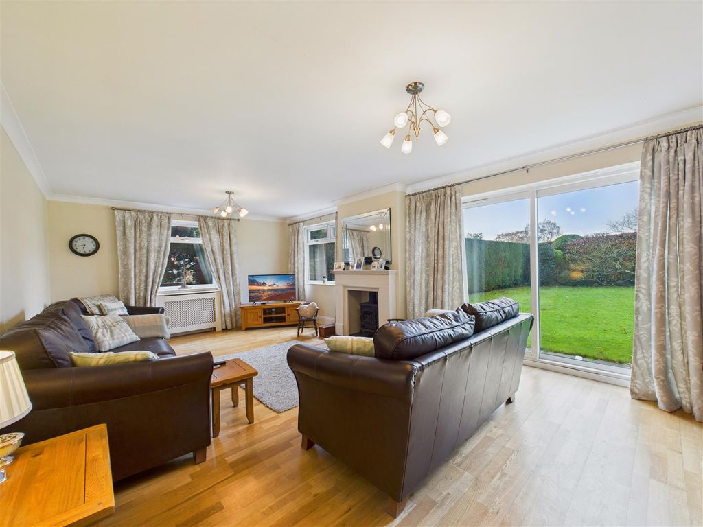 Property photo 3 of 21 Lounge