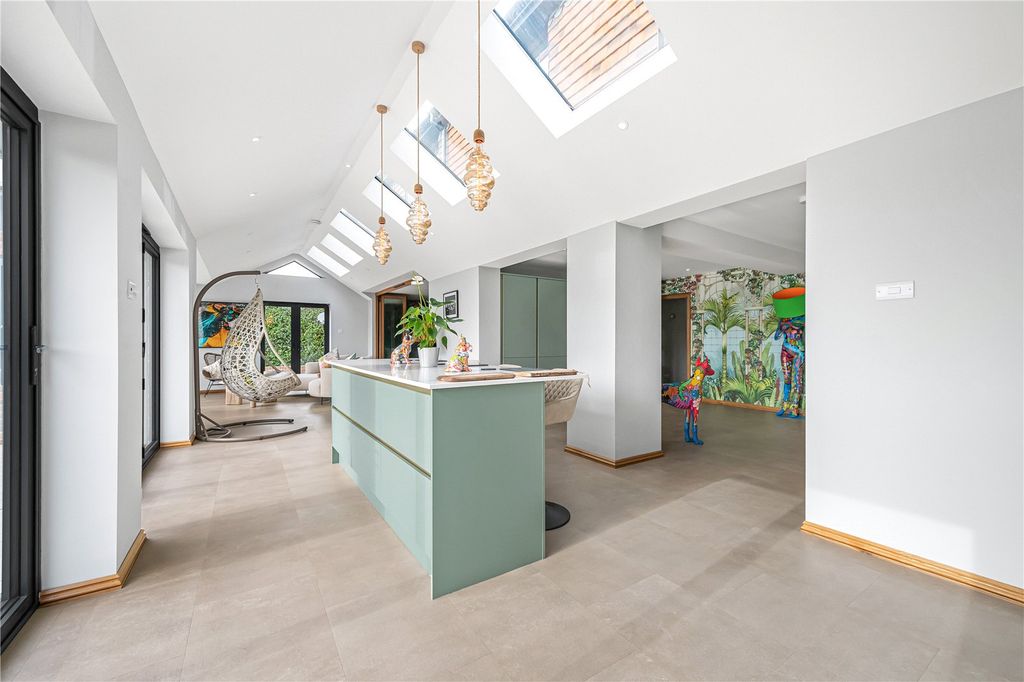 Property photo 3 of 32 Kitchen/Breakfast