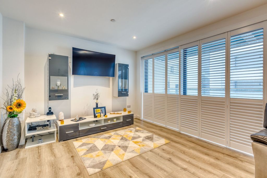 Property photo 3 of 33