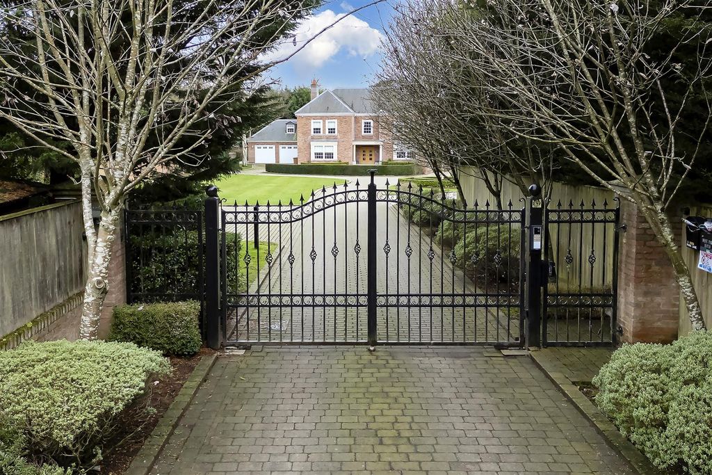 Property photo 3 of 31 Driveway