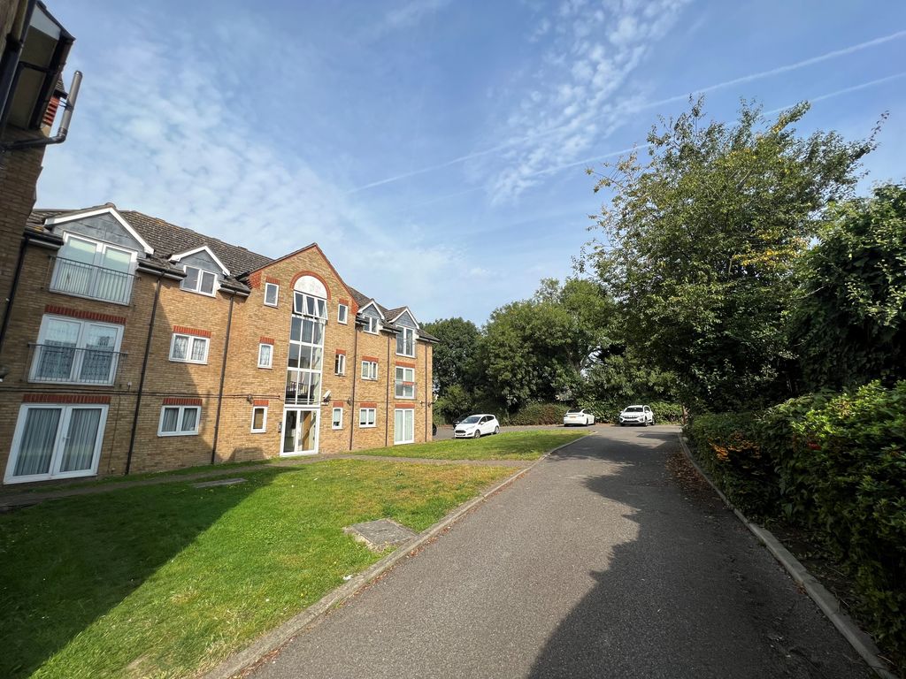 Property photo 2 of 7 Flat 11, Grove Court, 258 Hornchurch Road, Essex, Rm11 1Qa
