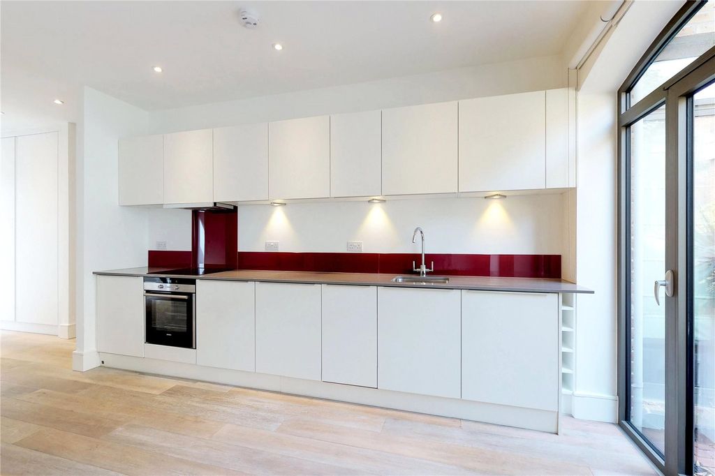 Property photo 2 of 9 Kitchen