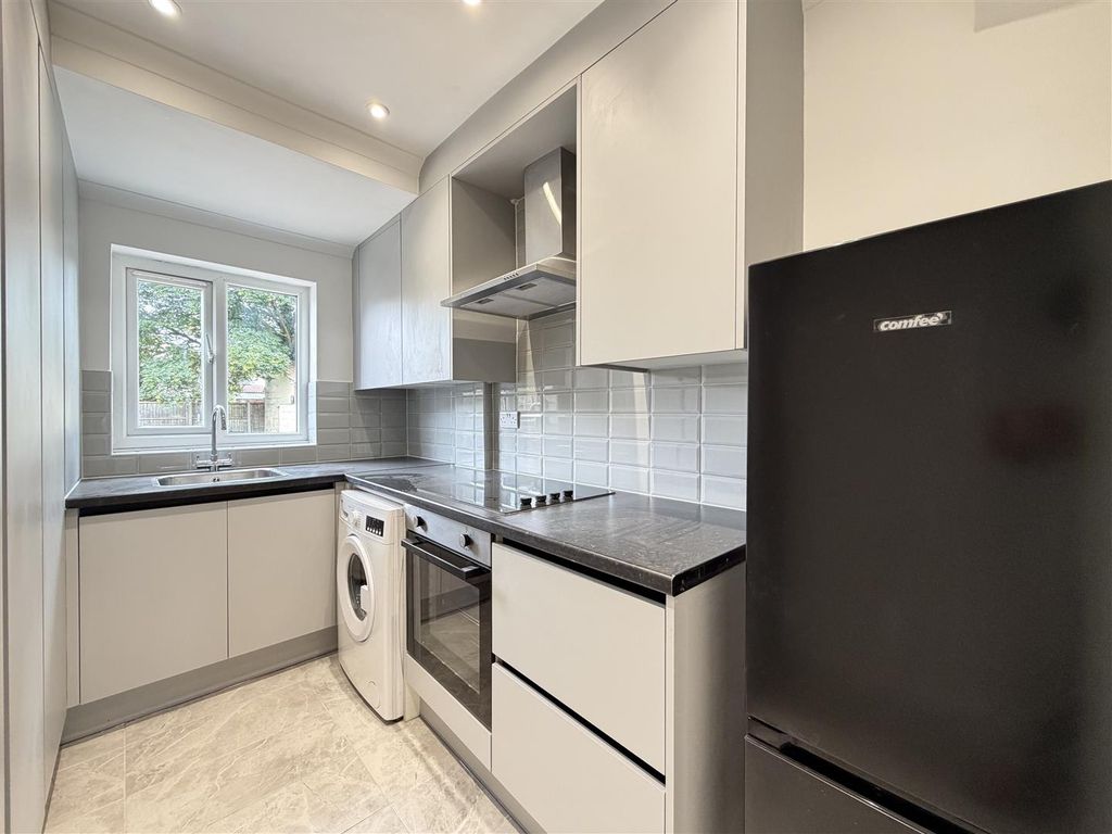 Property photo 1 of 10 Kitchen