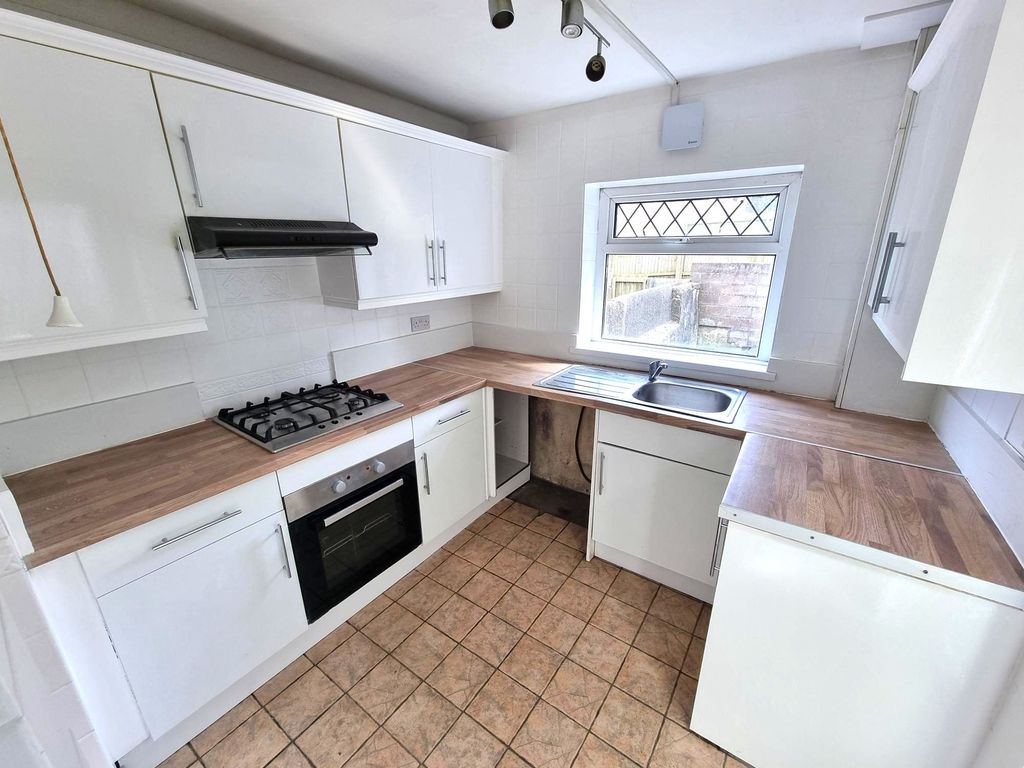 Property photo 3 of 20 Kitchen