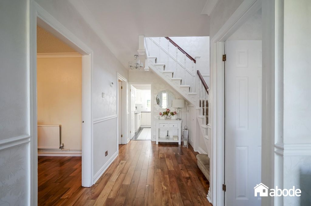 Property photo 3 of 29 41 Elsworth Close-5.Jpg