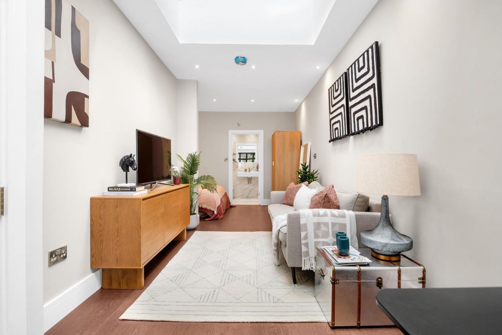 Property photo 2 of 11 Reception 1