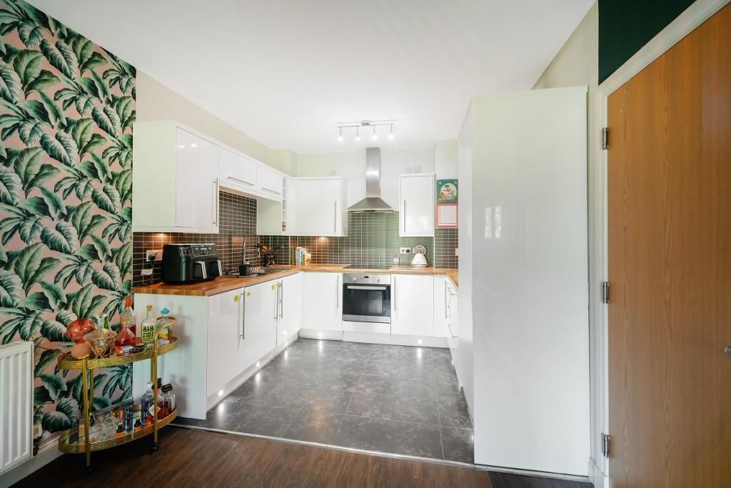 Property photo 3 of 19 Kitchen