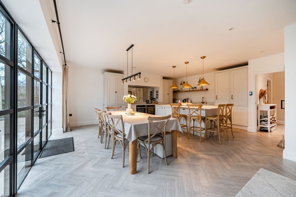 Property photo 3 of 11 Kitchen