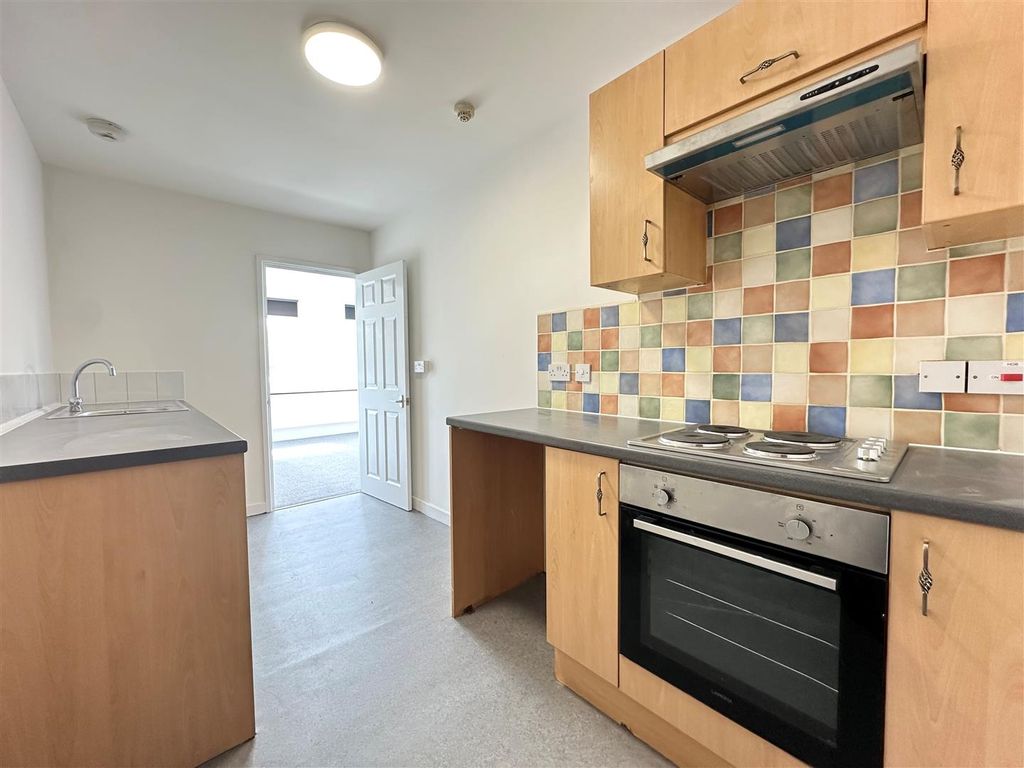 Property photo 3 of 15 Kitchen 4.Jpg