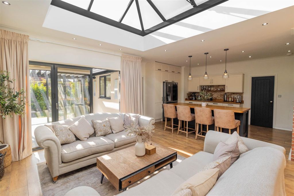 Property photo 3 of 38 Open Plan Space