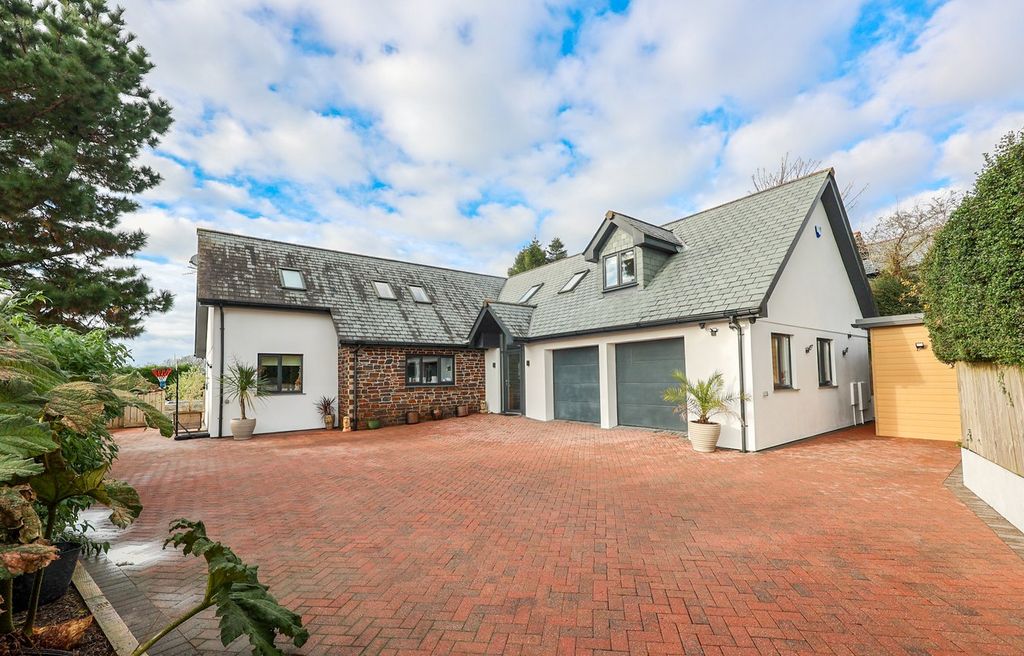 Property photo 2 of 28