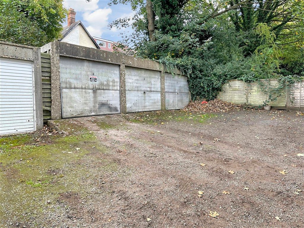 Property photo 1 of 3 Garage 2