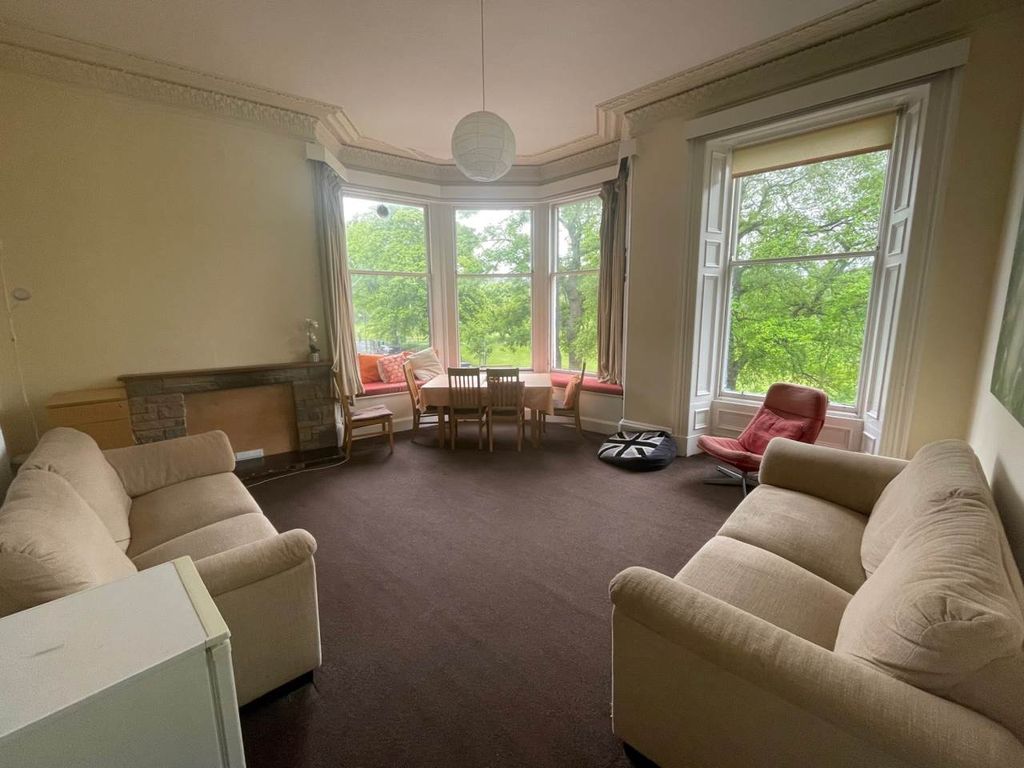 Property photo 3 of 17 Living Room