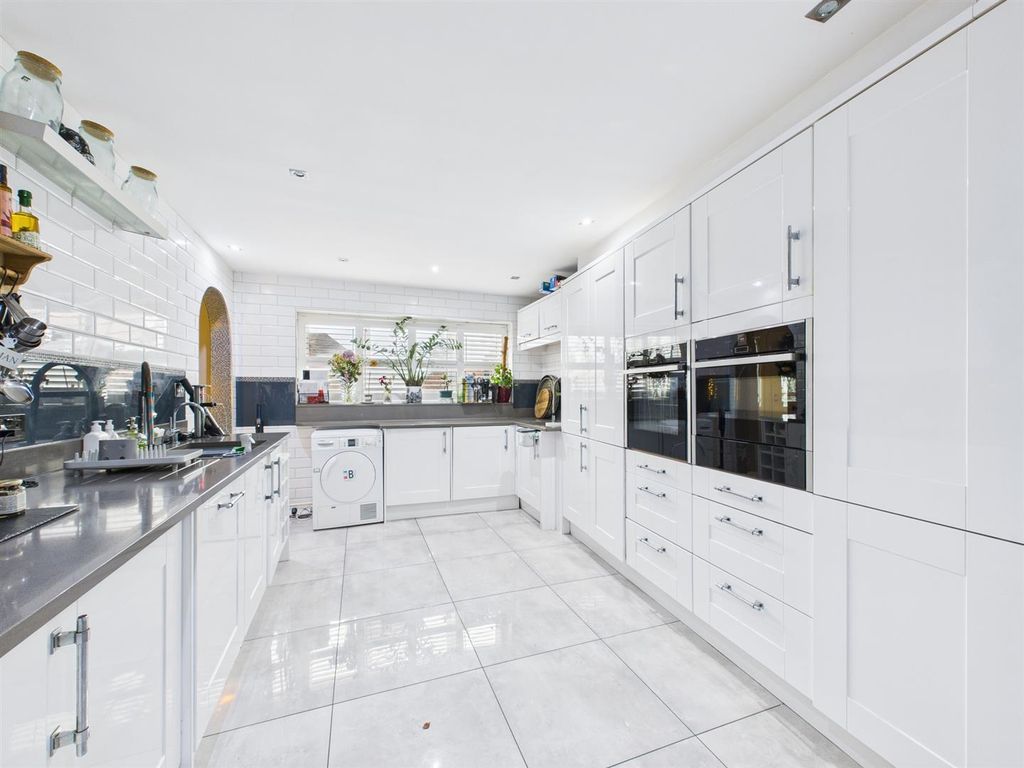 Property photo 3 of 27 Cam02885G0-Pr0530-Still013.Jpg