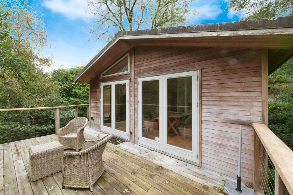 Property photo 1 of 17 Lodge