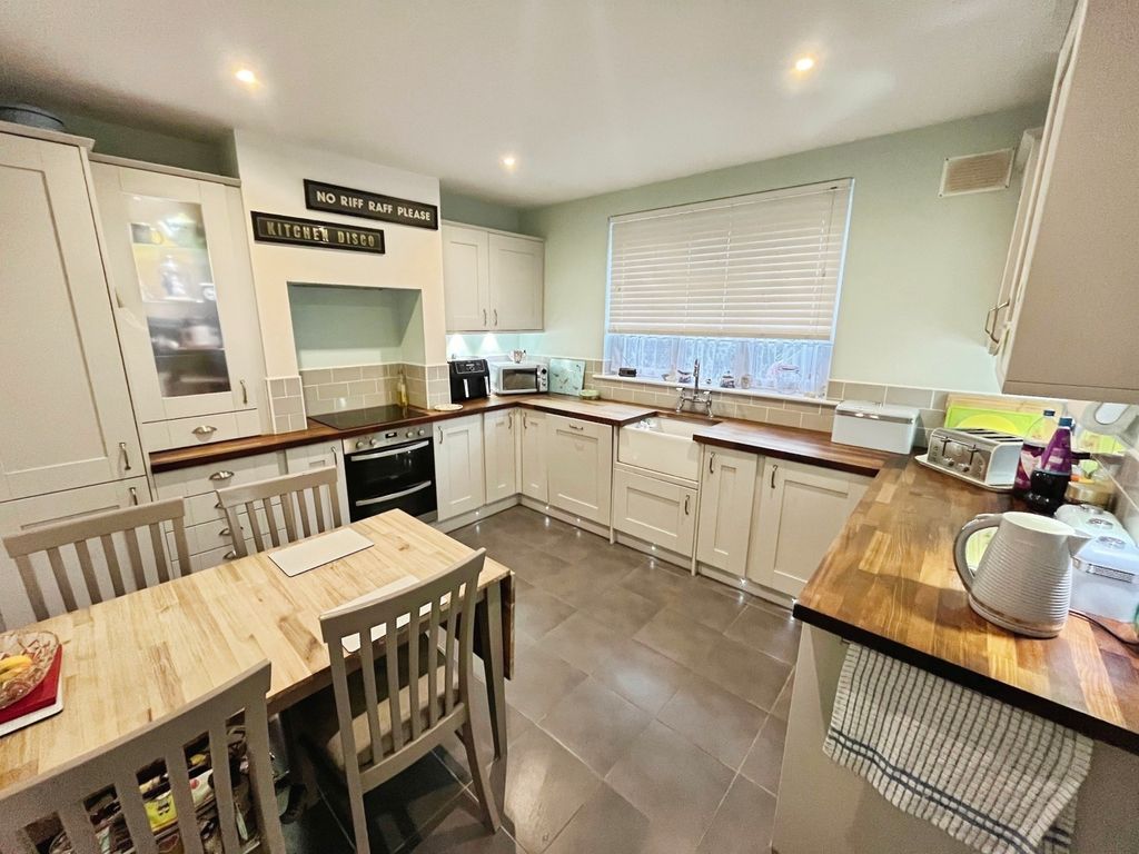 Property photo 2 of 12 Kitchen