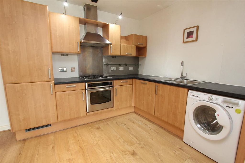 Property photo 3 of 10 Kitchen.Jpg