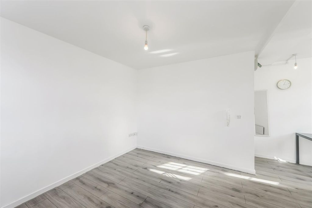 Property photo 3 of 15 10, Holywell House-3.Jpg