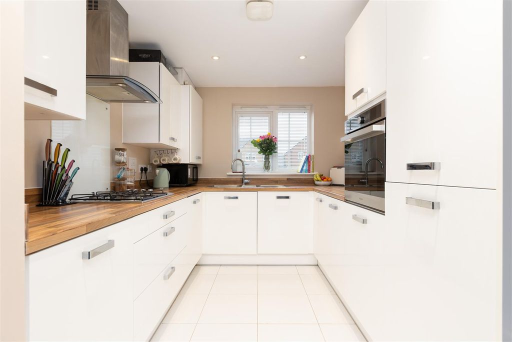 Property photo 3 of 16 Kitchen