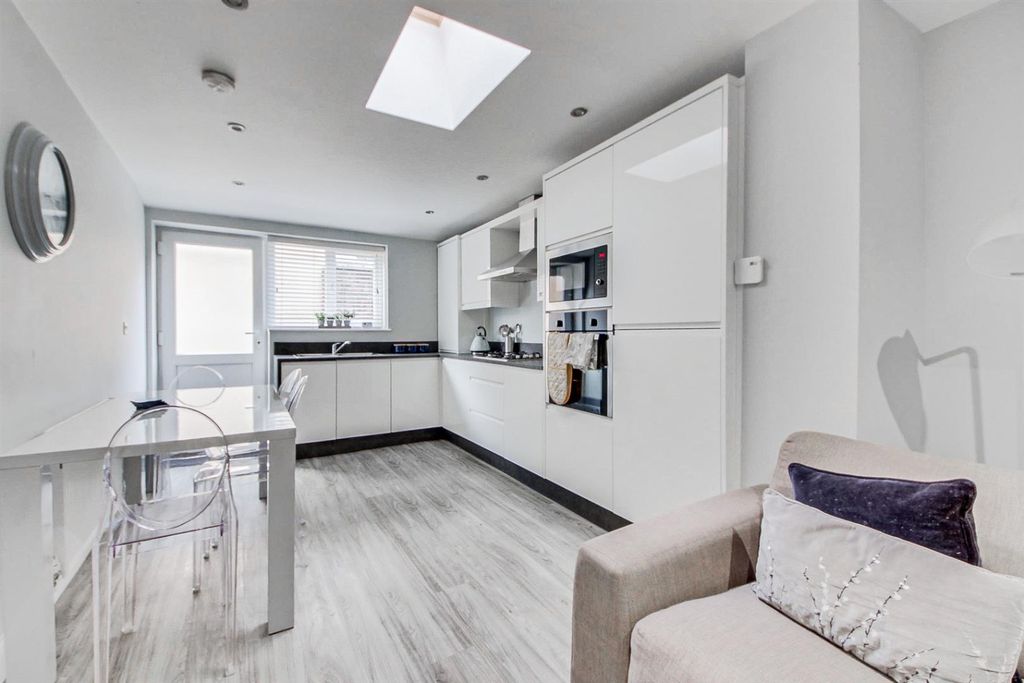 Property photo 3 of 28 4760183