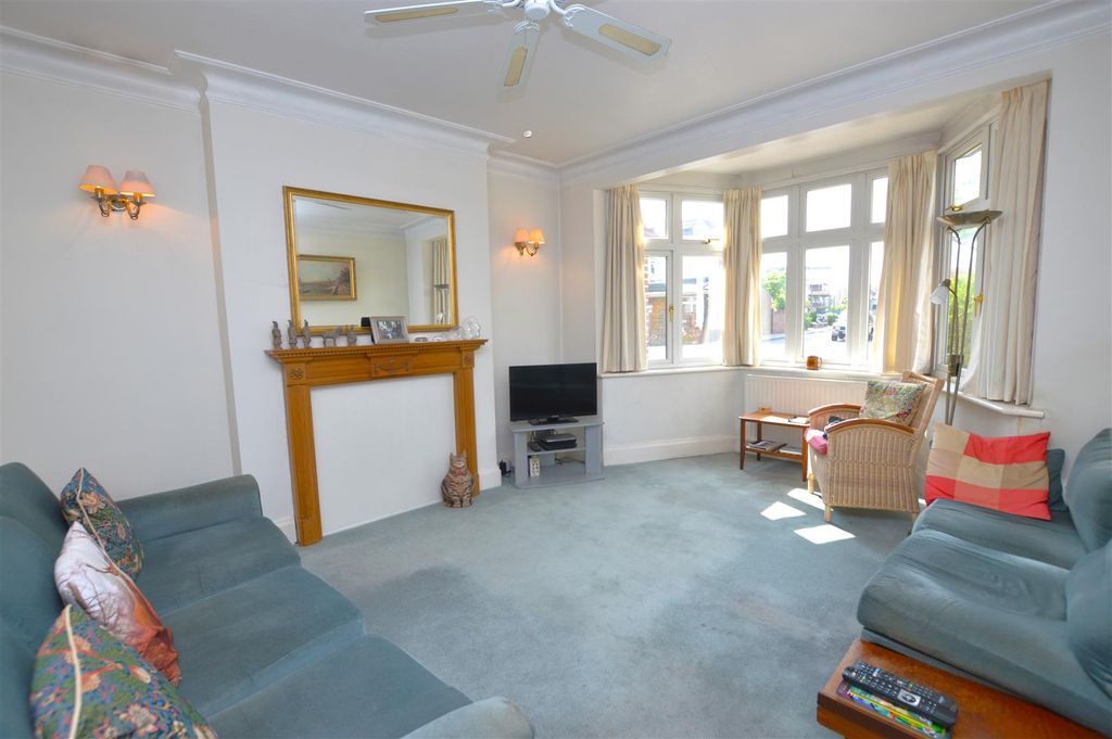 Property photo 2 of 14 33 Strathearn Avenue Living Room.Jpg