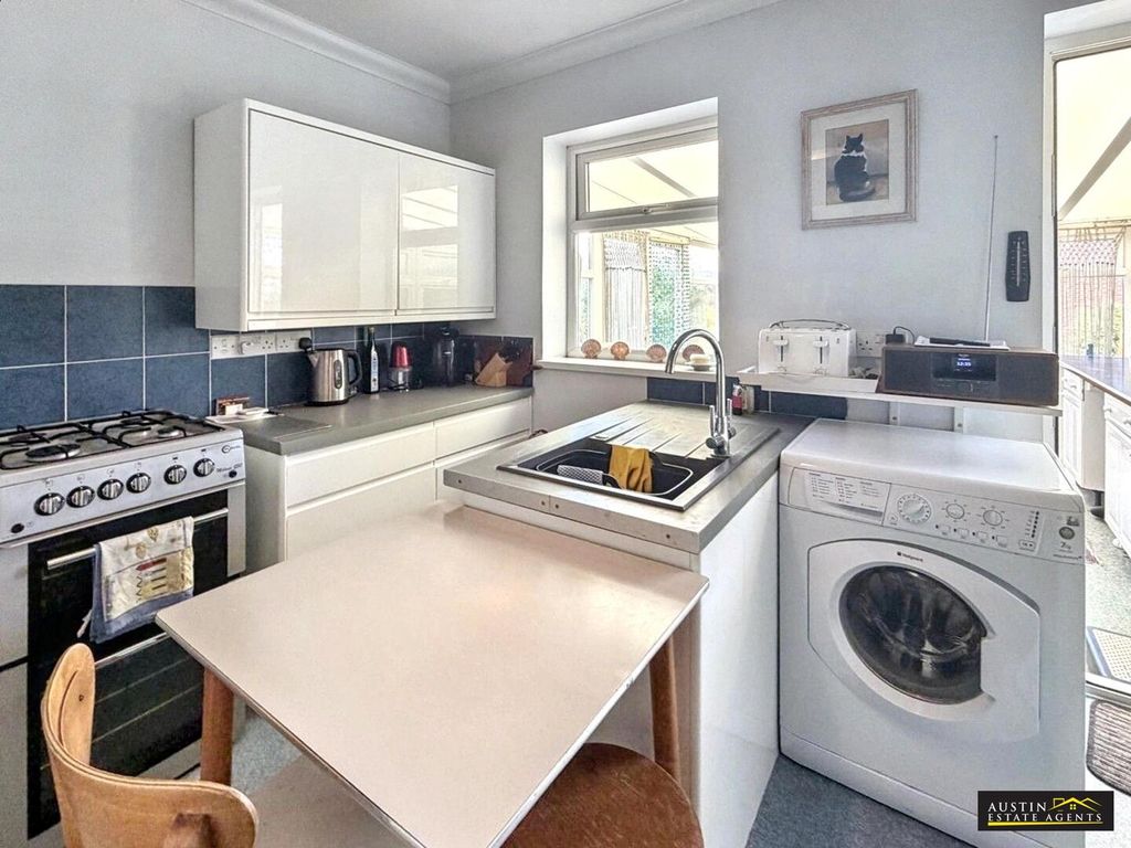 Property photo 3 of 11 Kitchen