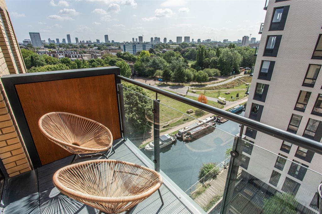 Property photo 2 of 11 Balcony