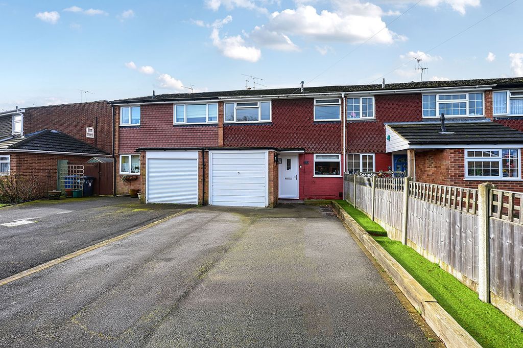 Property photo 1 of 13 8-Oak-Farm-Close (1)