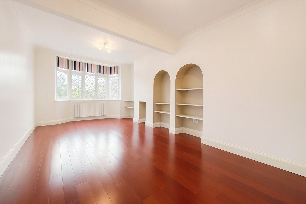 Property photo 3 of 12 Through Lounge