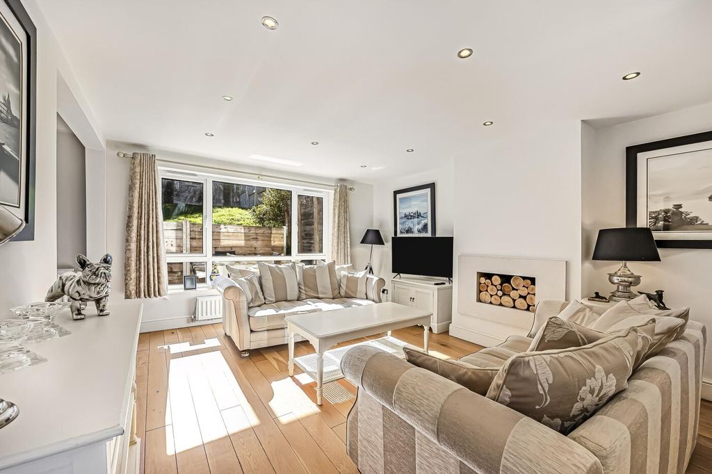 Property photo 2 of 20 Sitting Room