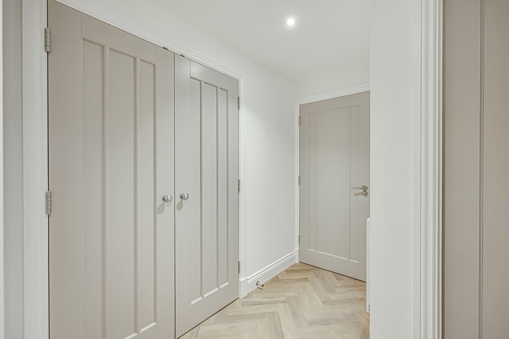2 bed flat for saleHall Crescent, Benfleet SS7 photo 5