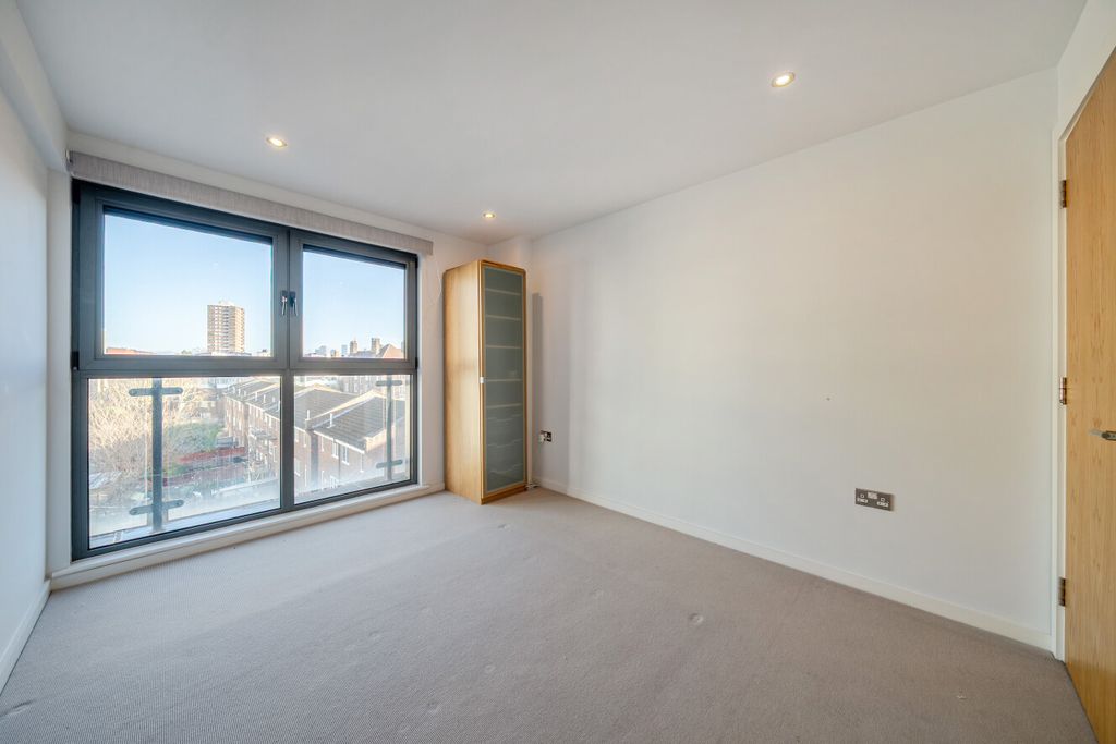 Property photo 3 of 29 1394045-12-694551...