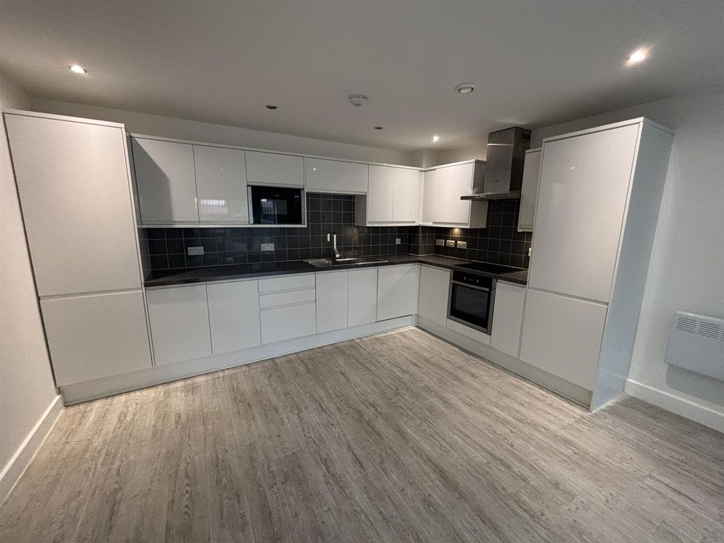 Property photo 3 of 18 Kitchen