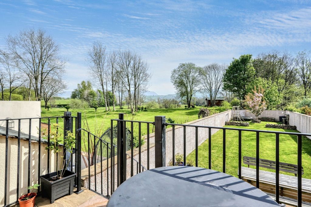 Property photo 2 of 28