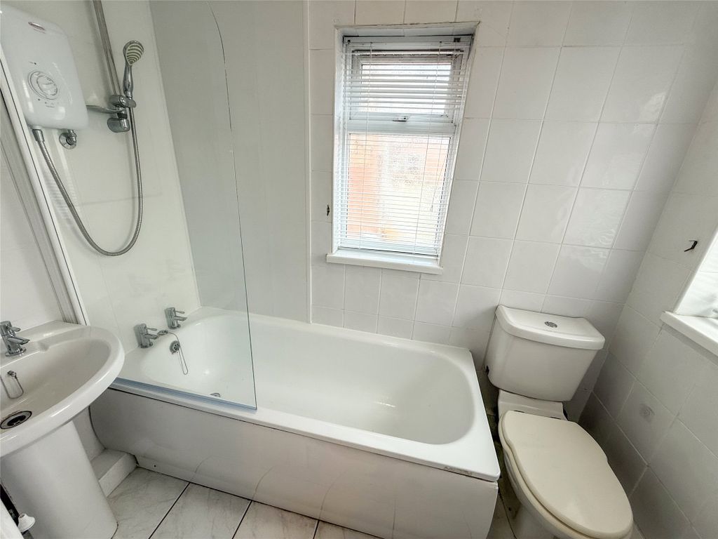 Property photo 3 of 11 Bathroom