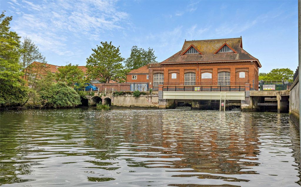 Property photo 3 of 23 Riverside