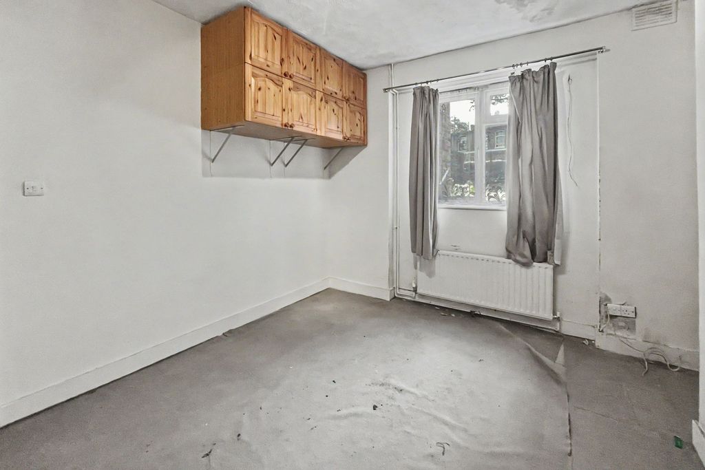 Property photo 3 of 22 60A Asylum Road, London Se15 2Lw