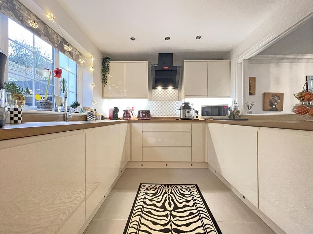 Property photo 3 of 16 Carlton Close 10 - Kitchen Two.Jpg