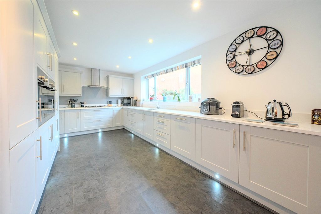 Property photo 2 of 28 Picture No. 05