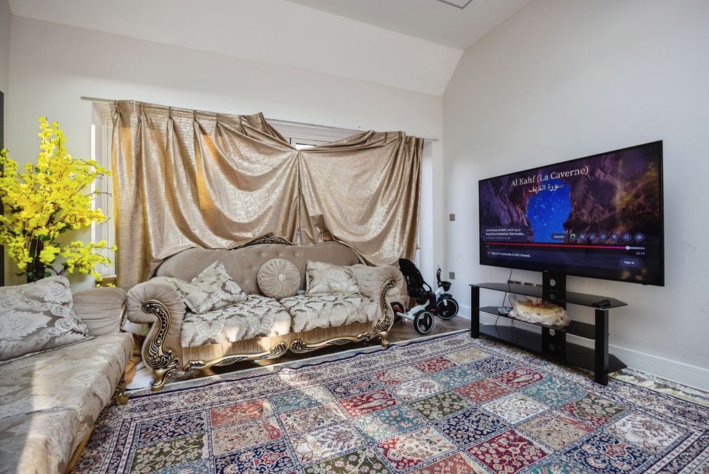 Property photo 3 of 17 Photo