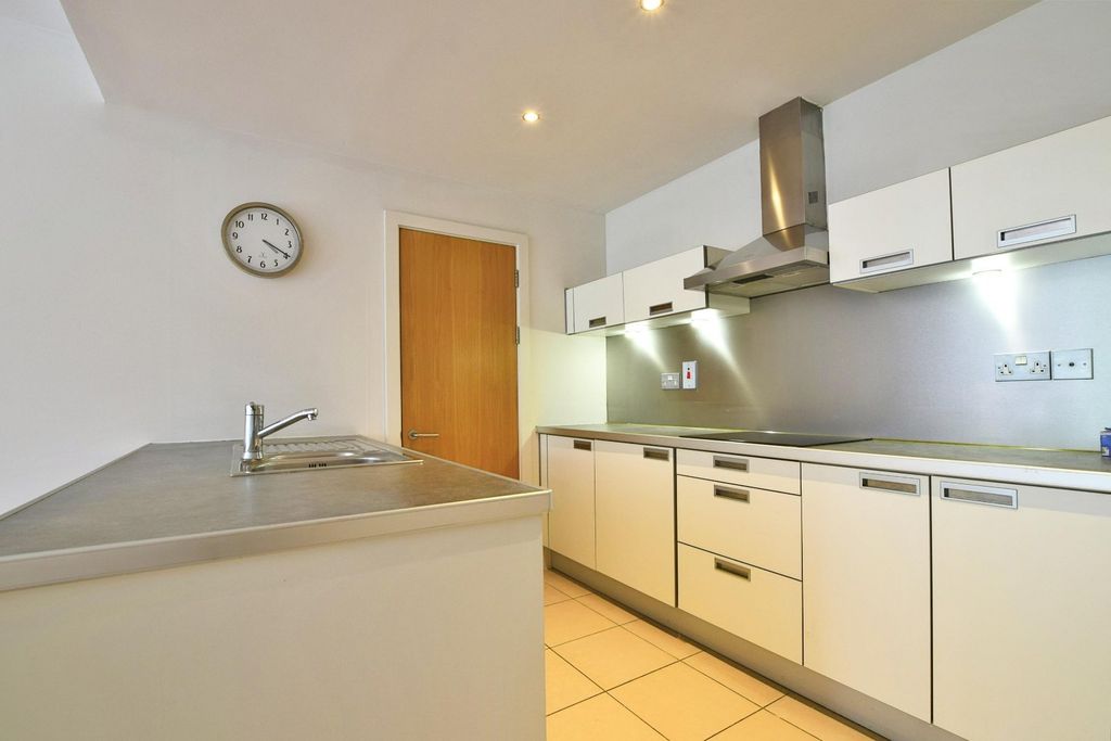 Property photo 3 of 12 Kitchen