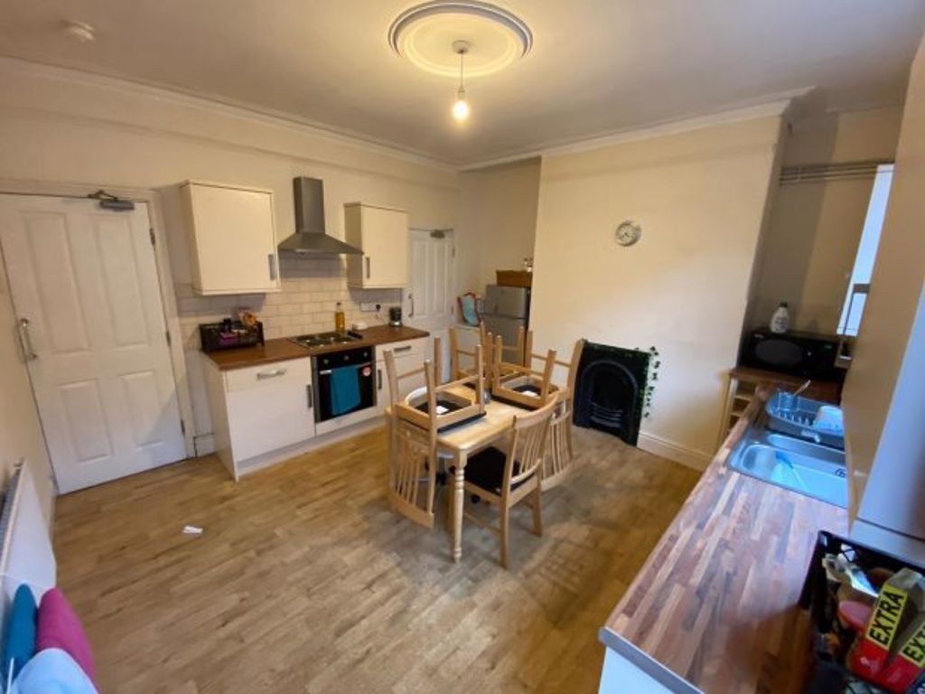 Property photo 2 of 8 Bright Open-Plan Kitchen With Modern Units, Integr...