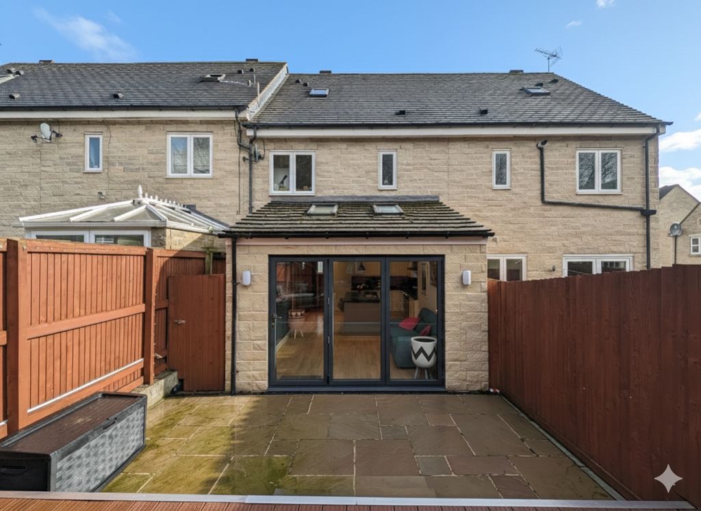 Property photo 2 of 28 Ewemove Bobbin Close (1)