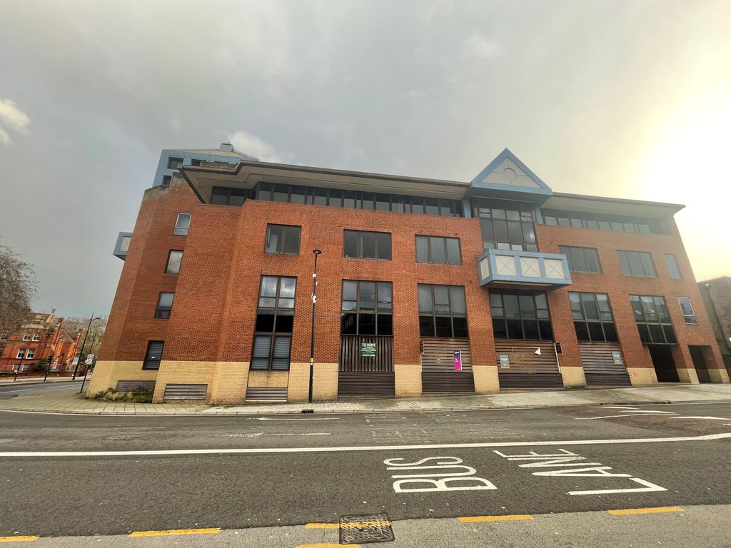 Property photo 1 of 6 Bedroom