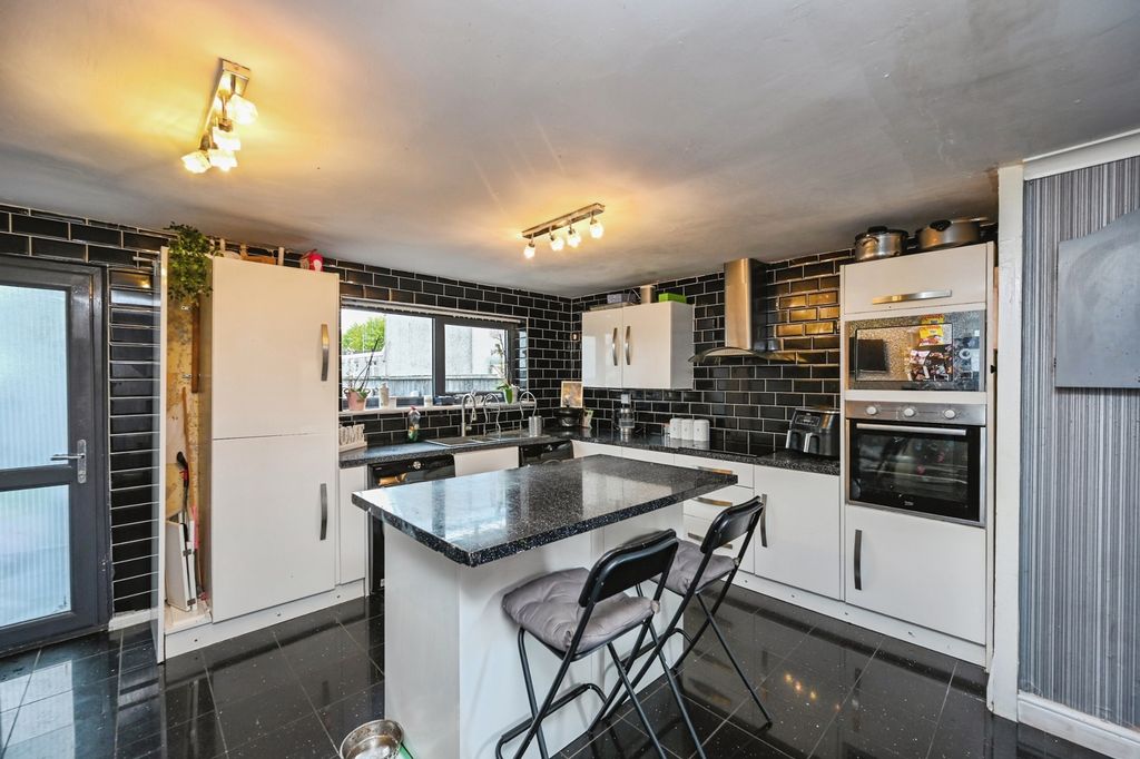 Property photo 3 of 8 Kitchen/Dining Room