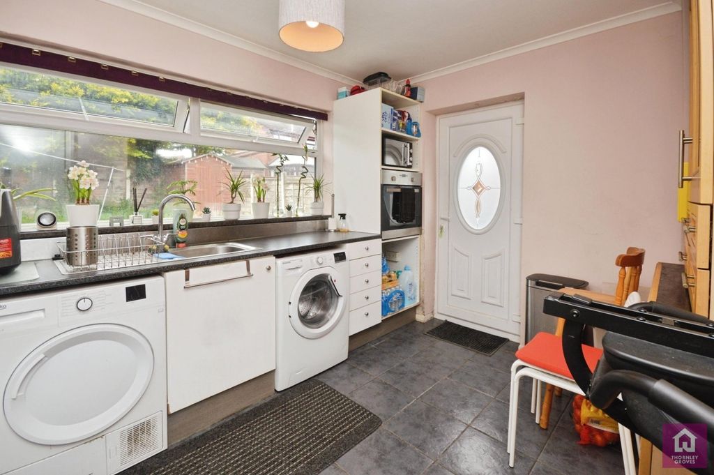 Property photo 3 of 10 Kitchen