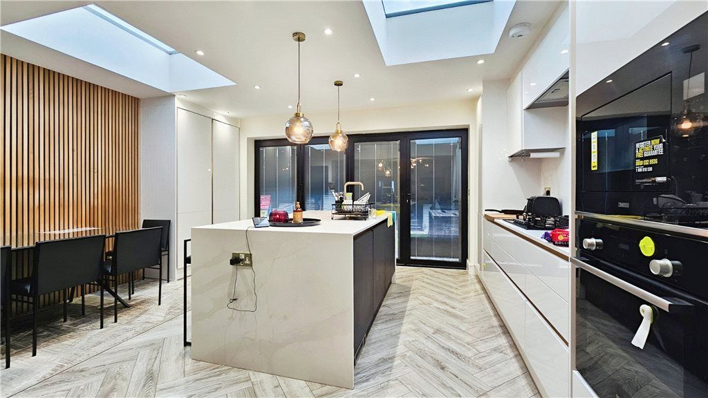 Property photo 3 of 7 Kitchen