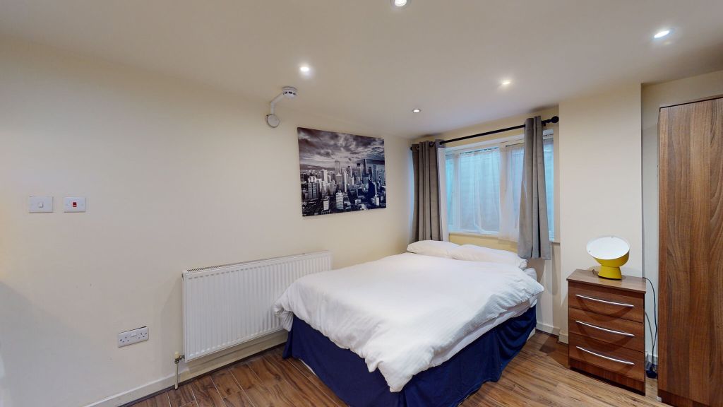 Property photo 1 of 10 Bedroom