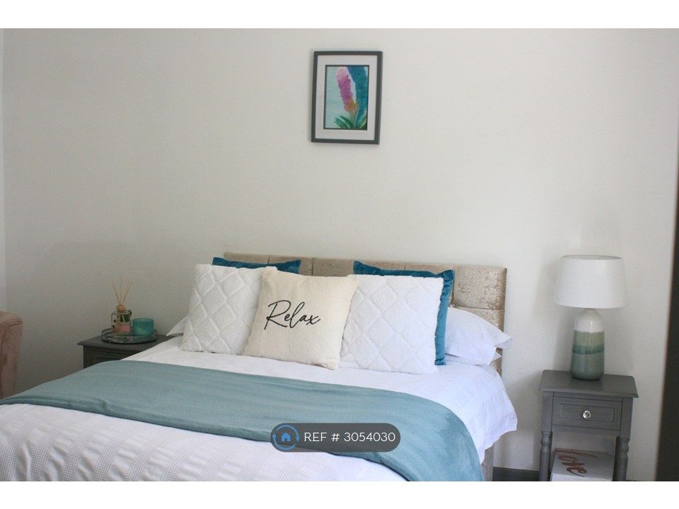 Property photo 2 of 13 Spacious Bedroom